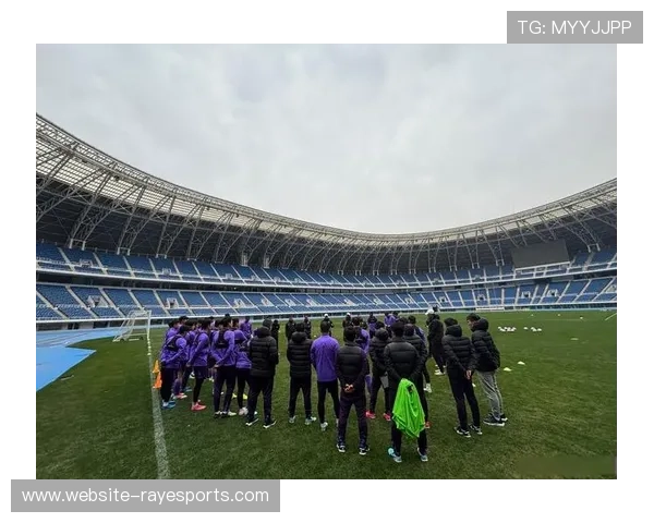 水滴体育场草皮养护升级，保障收官战场地质量